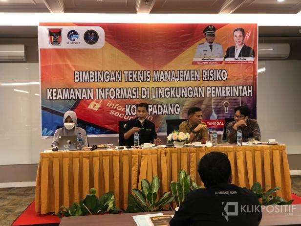 Diskominfo Padang usai melakukan pembukaan kegiatan Bimbingan Teknis Managemen Risiko Keamanan Informasi di Lingkungan Pemko Padang, Selasa 23 November 2021.