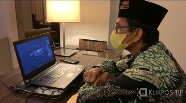 Bupati Safaruddin Datuak Bandaro Rajo saat menghadiri Launching Apresiasi Kreasi Indonesia 2021 secara virtual.