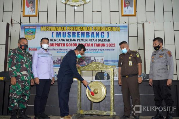 Plh Bupati Solsel Doni Rahmat Samulo memukul Gong Menandai Musrenbang RKPD Solsel 2022 disaksikan oleh ketua DPRD Solsel Zigo Rolanda dan Forkopimda , Padang Aro, Selasa 30 Maret 2021