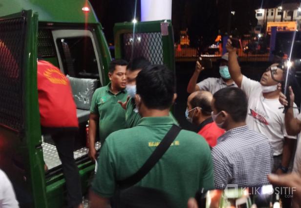 Suasana saat para tersangka dinas fiktif DPRD menaiki mobil tahanan menuju sel Polres Pasaman Barat