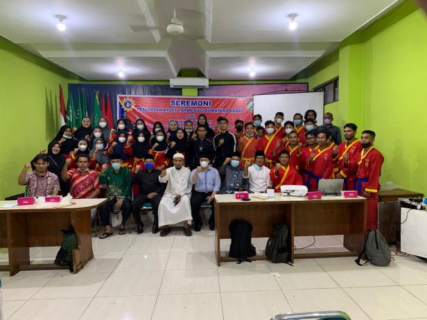 Pengurus Tapak Suci dan Muhammadyah foto bersama dengan kedua pesikat Tapak Suci yang mewakili Sumbar di PON XX Papua.