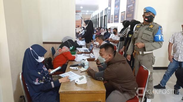 Puluhan Warga Ikuti Vaksinasi di Kantor Satpol PP Payakumbuh