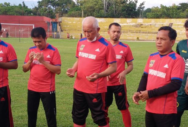 Gubernur Sumbar Mahyeldi Ansharullah saat bermain bola di GOR Haji Agusalim