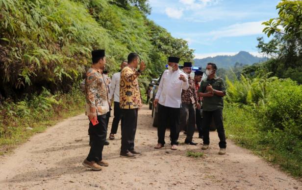 Gubernur Sumbar Mahyeldi Ansharullah saat meninjau jalan tembus (Sijunjung - Tanah Datar)