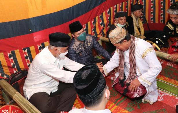 Gubernur Sumbar Mahyeldi Ansharullah saat bersama tokoh adat di Sijunjung