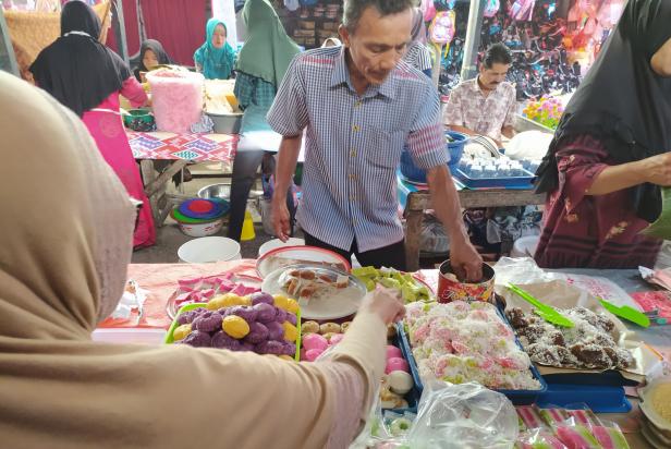 Pedagang makanan di Maninjau, Kabupaten Agam, Sumatera Barat