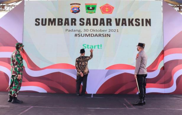 Gubernur Sumbar Mahyeldi Ansharullah saat meluncurkan Program Sumdarsin bersama Kapolda Sumbar dan Danrem 032/WBr di Padang, Sabtu (30/10/2021).