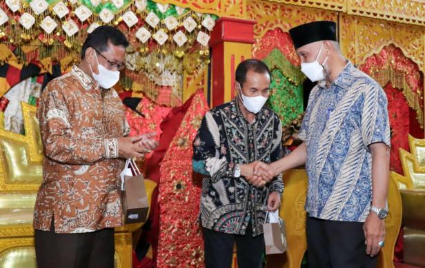 Gubernur Sumbar Mahyeldi Ansharullah saat bersama pensiunan