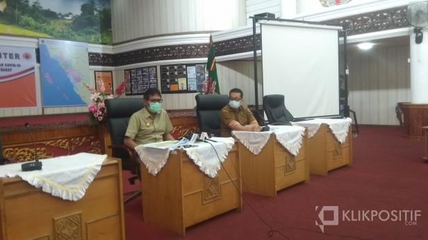 Gubernur Sumbar Irwan Prayitno dan Juru Bicara Gugus Tugas Percepatan Penanganan COVID-19 Sumbar Jasman Rizal