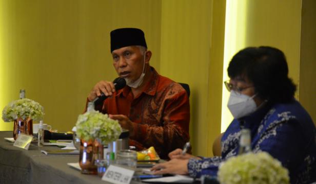 Gurbernur Sumbar Mahyeldi Ansharullah saat menyampaikan persoalan hutan di Sumbar kepada Menteri LHK Siti Nurbaya, Jum'at (28/5/2021)