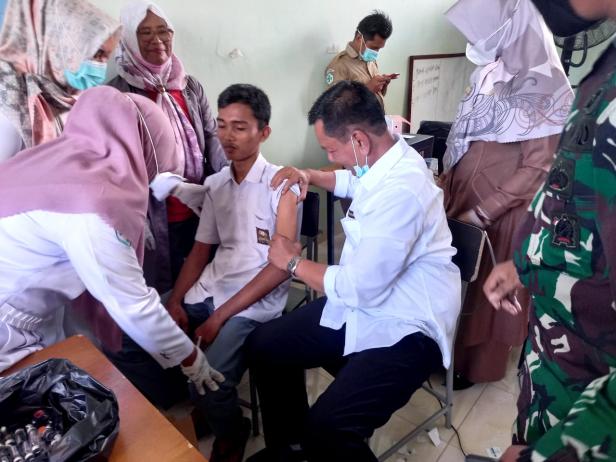 Bupati Pessel, Rusma Yul Anwar mencoba semangati siswa saat takut di suntik vaksin