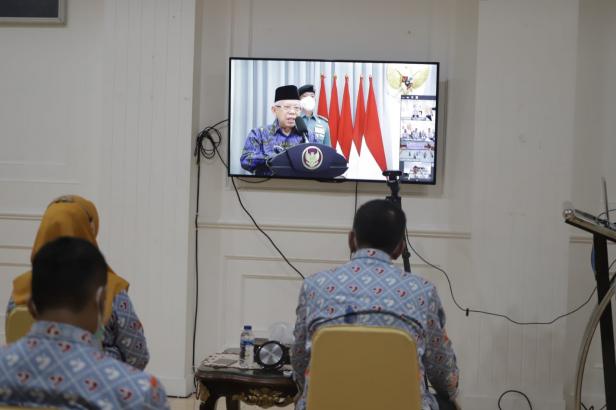 Bupati Pessel, Rusma Yul Anwaf saat mendengar sambutan Wapres Ma'ruf Amin dalam Harganas ke 28 secara virtual dari Istana Presiden