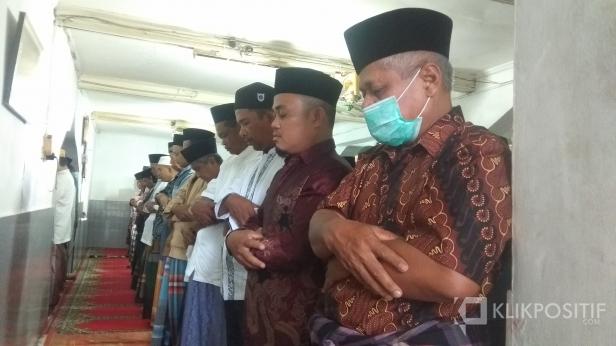 Jamaah Tarekat Naqsabandiyah di Masjid Baitul Makmur di Kelurahan Binuang, Kecamatan Pauh, Kota Padang