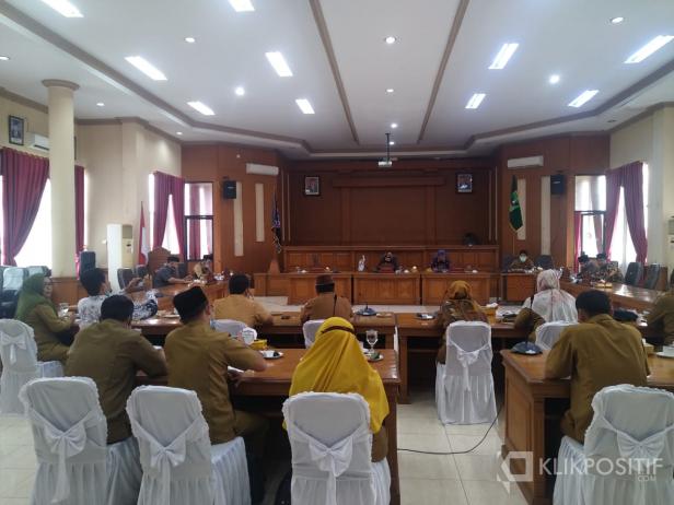 Suasana hearing Komisi C DPRD Payakumbuh bersama PGRI Payakumbuh dan Kepsek SMP se-Kota Payakumbuh