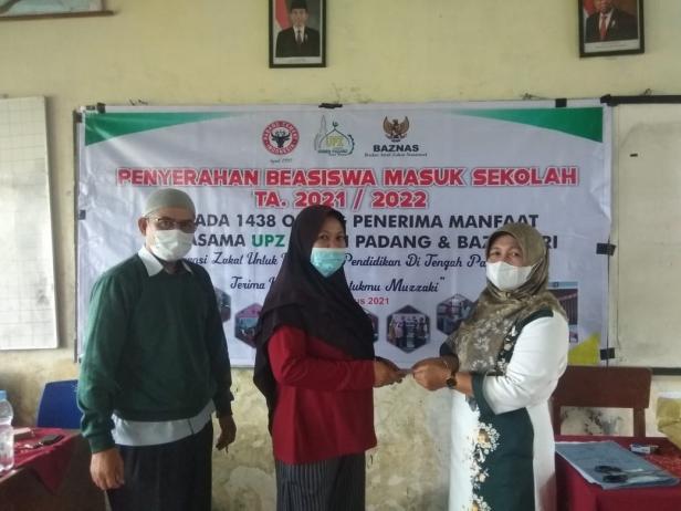 Penyerahan bantuan beasiswa masuk sekolah dari UPZ Baznas Semen Padang. Hingga Juli 2021, UPZ Baznas Semen Padang telah menyalurkan zakat kepada delapan asnaf sebesar Rp4 miliar lebih.