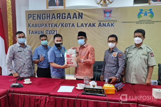 Penyaluran Bantuan Beras ke Pemko Padang