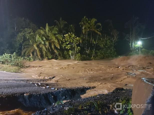 Suasana air Sungai Batang Manggilang yang naik akibat hujan deras Yang melanda tadi malam.