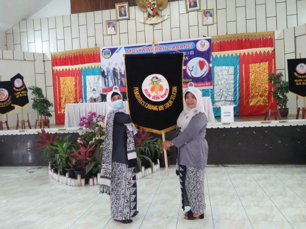 Ketua IBI Solok Selatan periode 2013-2018 Lora Ayahanda Putri menyerahkan Bendera IBI kepada Ketua terpilih Pada Muscab III Yudeln