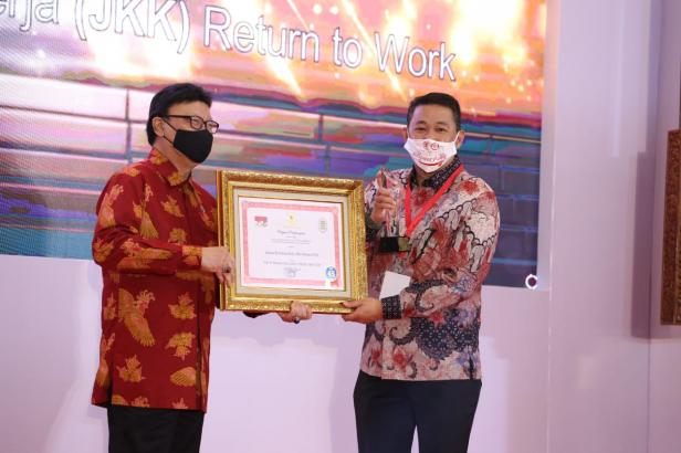 BPJAMSOSTEK kembali dianugerahi penghargaan oleh Kementerian Pemberdayaan Aparatur Negara dan Reformasi Birokrasi (Kemenpan RB) pada kegiatan Sinovik Award tahun 2020