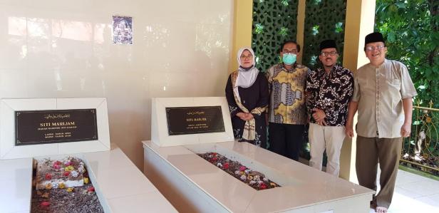 Betty Shadiq dan Edytiawarman ziarah ke Makam Siti Hadjir di Lintau didampingi mantan Bupati M. Shadiq Pasadigoe dan mantan Wabup Aulizul Syuib