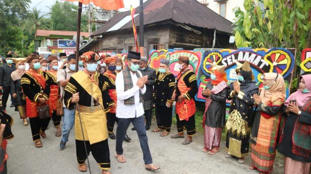 Gubernur Sumbar Irwan Prayitno Hadiri Prosesi Batagak Gala Pjs Bupati Solok Selatan Jasman Rizal terima gelar adat 