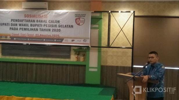 Ketua KPU Pessel, Epaldi Bahar saat memaparkan soal syarat pencalonan dan syarat calon dalam sosialisasi pendaftaran Pilkada 2020