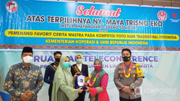 Juara Tingkat Nasional, Ketua Bhayangkari Cabang 50 Kota Terima Penghargaan