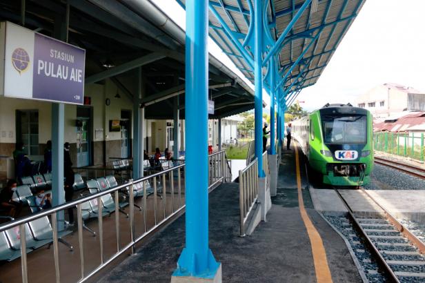 Kereta Api Minangkabau Ekspres di stasiun Pulau Aie, lokasi yang langsung menghubungkan wisatawan dengan wisata unggulan di Padang, yakni Kota Tua