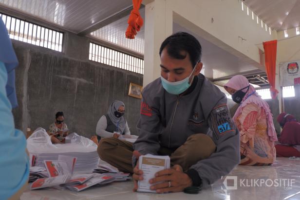 Seorang petugas melakukan pelipatan surat suara di Kantor KPU Padang