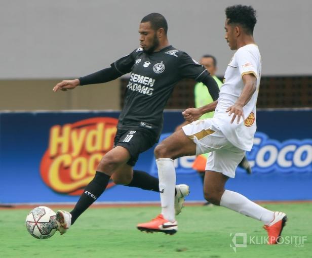 Vendry Mofu saat berduel dengan salah seorang pemain KS Tiga Naga di Stadion Jakabaring, Palembang, Kamis 28 Oktober 2021.