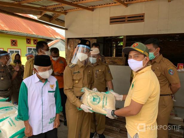 Bupati 50 Kota Safaruddin Datuak Bandaro Rajo saat memberikan bantuan bahan makanan kepada warga di Durian Gadang