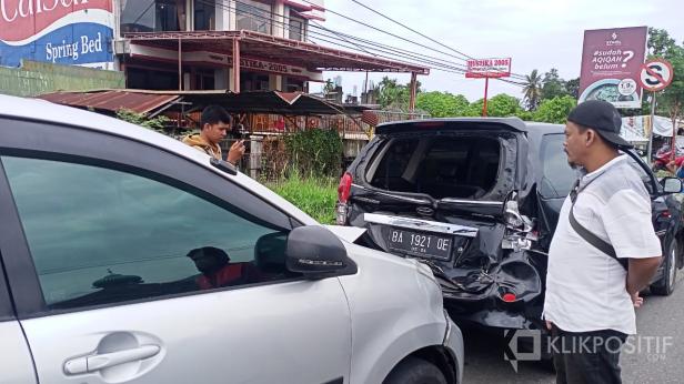 Kecelakaan beruntun di Baypas Padang