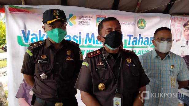 Kajari Solok Selatan Muhammad Bardan didampingi Kastel Muhammad Fajrin