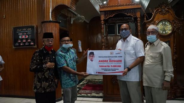 Andre Rosiade serahkan bantuan PKBL secara simbolis kepada pengurus Masjid Taqwa Muaro Sijunjung