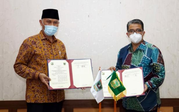 Gubernur Sumbar Mahyeldi Ansharullah dan Rektor Unand Prof. Yuliandri memperlihatkan nota kesepakatan