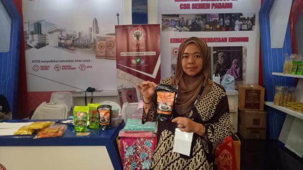 Rosmawarty, pemilik Dapur Yonica saat mengikuti pameran yang difasilitasi Semen Padang di Batam beberapa tahun lalu.