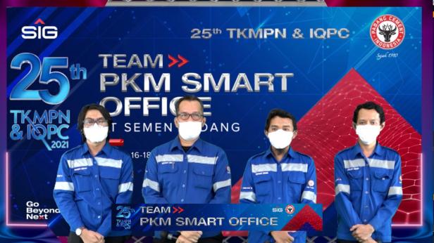 TIM PKM SMART OFFICE  dari kiri ke kanan, Eko Tri Saputra, Muharmansyah, Ari Mulia, dan Yudistia Hadi Pratama saat mempersentasikan inovasinya pada ajang TKMPN yang digelar secara virtual.
