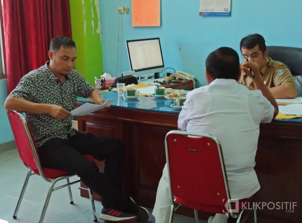 Ketua Komisi III DPRD Pasbar, Baharuddin R bersama Sekretaris Komisi III DPRD Dedi Lesmana saat mengecek daftar kehadiran Kabid BM Dinas PUPR di ruang Sekretaris Dinas PUPR Pasbar.