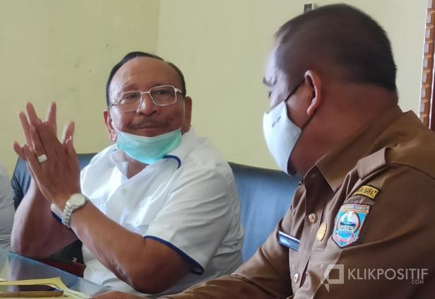 Ketua Komisi III DPRD Pasbar, Baharuddin R dan Plt Kadis Pariwisata Defi Irawan saat melakukan dengar pendapat dengan puluhan pegiat pariwisata di ruang Komisi III