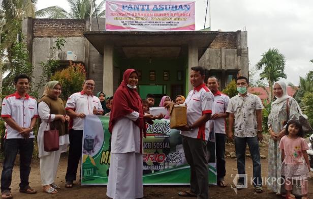 Ketua Panitia Bakti Sosial Brionesia Wilayah Pasaman Barat, Yono saat menyerahkan kepada salah seorang pengurus Panti Asuhan Yayasan Bunda Berbagi