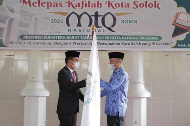 Lepas secara resmi, Wakil Wali Kota Solok, Dr. Ramadhani Kirana Putra menyerahkan bendera kafilah