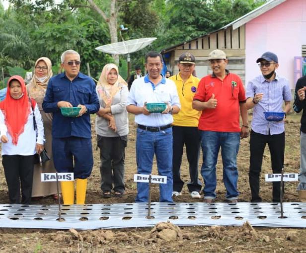 Bupati Pessel, Rusma Yul Anwar didampingi Kepala Distanhorbun Pessel, Nuzirwan