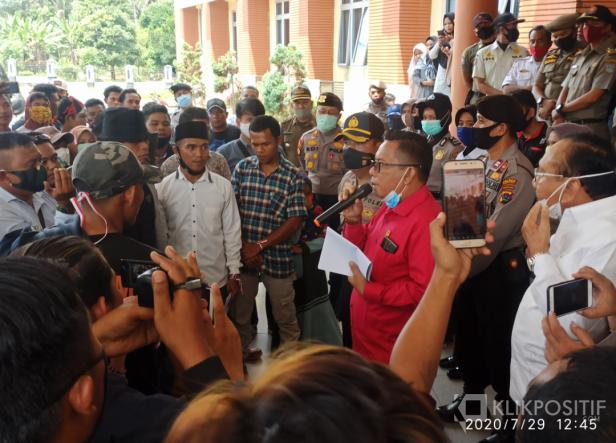 Ketua Badan Kehormatan Dewan Pasaman Barat, Endang Jaya Putra didampingi Ketua Komisi III saat menemui Massa Ampek dihalaman Kantor DPRD setempat.