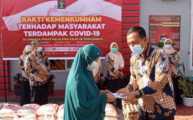 Penyerahan bantuan sosial dari Lapas Kelas IIB Payakumbuh kepada warga sekitar terdampak COVID-19.