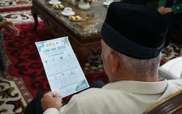 Gubernur Sumbar Mahyeldi Ansharullah saat melihat brosur lomba Biologi Unand