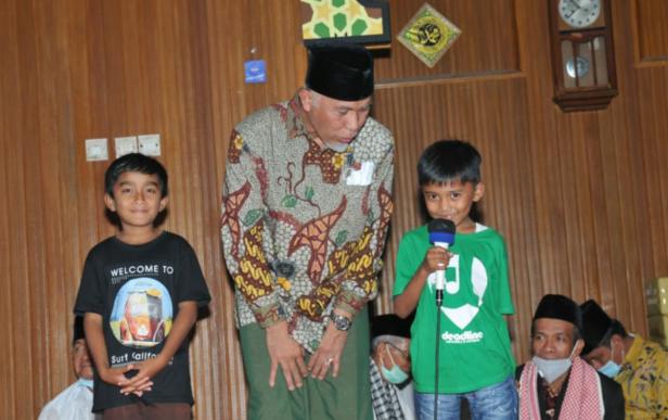 Gubernur Sumbar Mahyeldi Ansharullah saat memberikan pertanyaan kepada anak-anak Pesantren Ramadan di Agam