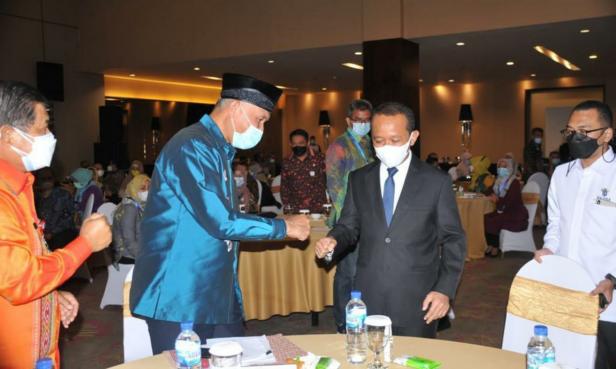 Gubernur Sumbar Mahyeldi Ansharullah saat bersama Mentri Investasi Bahlil Lahadalia