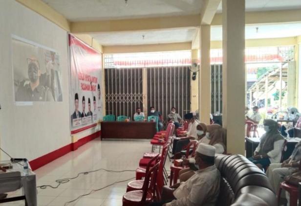 Para pengurus DPC Gerindra Pasbar bersama H Maryanto (kanan) mendengarkan arahan Ketua DPD Gerindra Sumbar Andre Rosiade secara virtual dalam rapat konsolidasi DPC Gerindra.