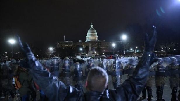 aksi protes massa pendukung Trump