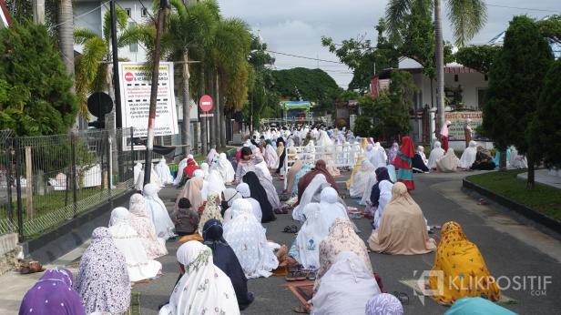 Masyarakat di Komplek Sumbar Mas melakukan salat Idul Adha di Jalan komplek.